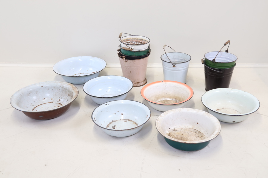 Hinkar och baljor, 7+7 st, emaljerad metall.