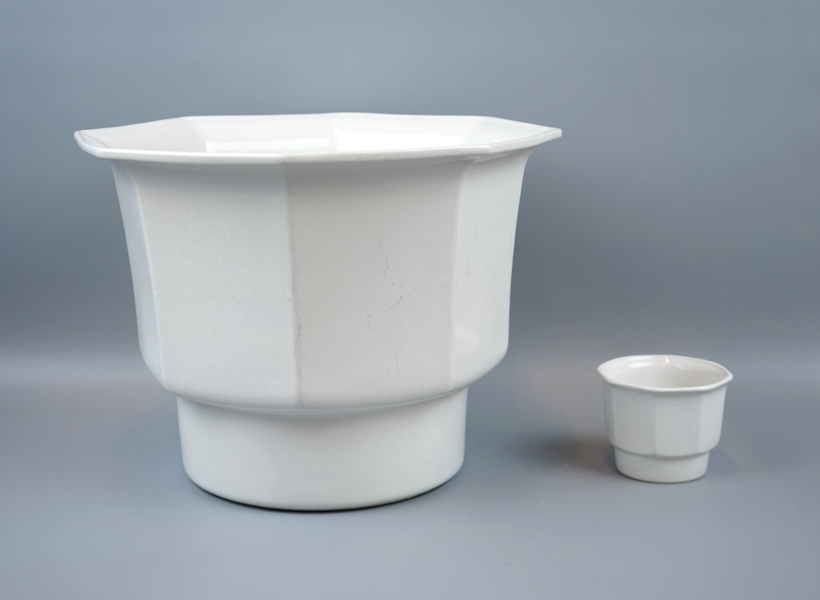 Karin Björquist, ytterfoder, 2 st, porslin, ''Octavia'', ''2an'' och ''7an'', Gustavsberg.