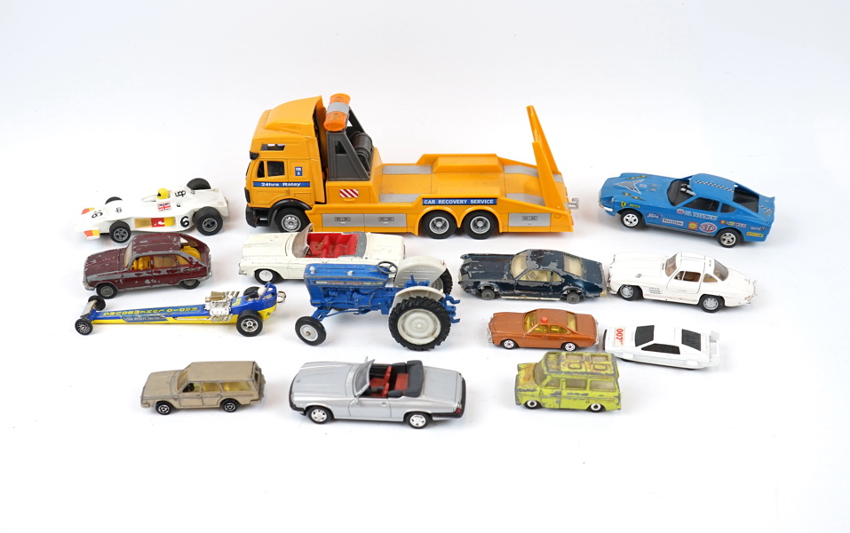 Leksaksfordon, ett parti, bl.a Corgi och Husky.