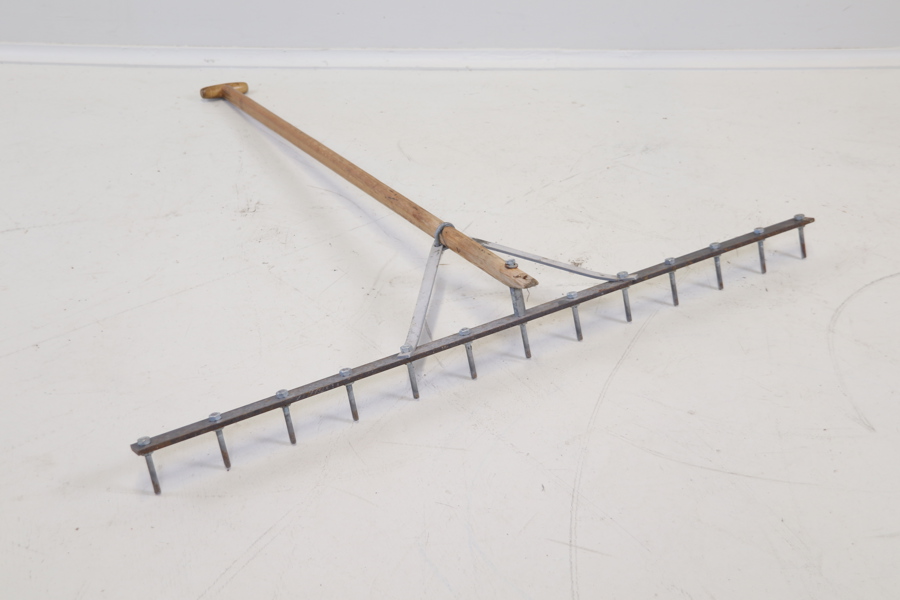 Gruskratta, metall/trä, 1900-tal.