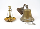 Skeppsljusstake och  skeppsklocka, mässing.