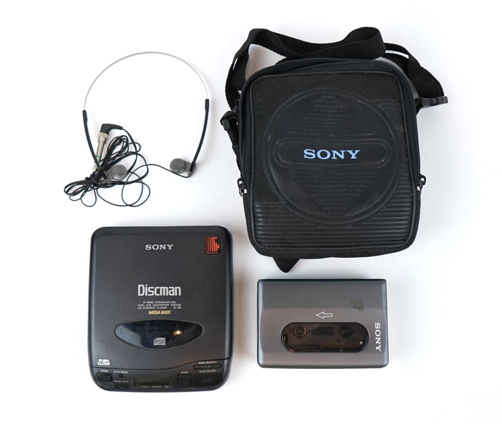 Portabel CD-spelare och kassett-spelare, Sony Discman och Sony Walkman.