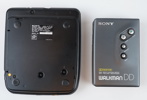 Portabel CD-spelare och kassett-spelare, Sony Discman och Sony Walkman.
