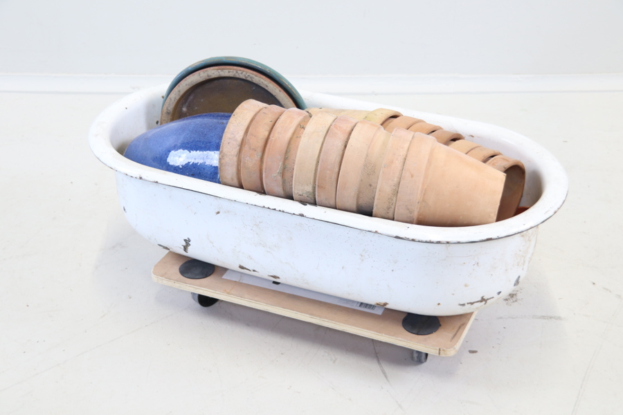 Krukor m.m, ett parti, keramik, samt balja, emaljerad metall.