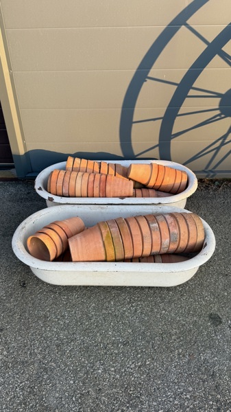 Terrakottakrukor, ett parti, samt två baljor, emaljerad metall.