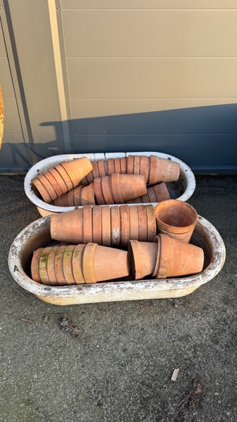 Terrakottakrukor, ett parti, samt två baljor, emaljerad metall.