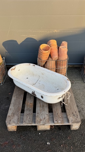 Terrakottakrukor, ett parti, samt balja, emaljerad metall.