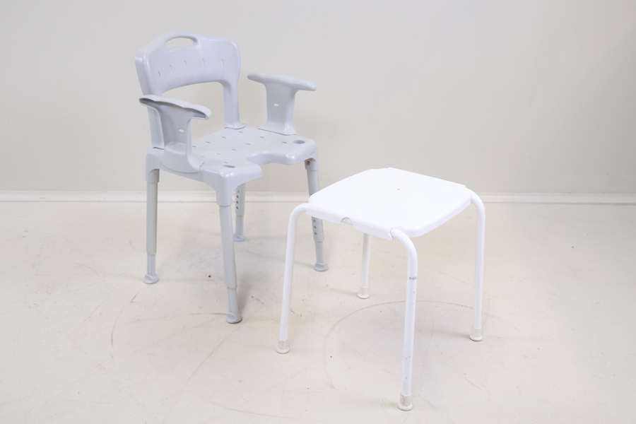 Duschstol, höj/sänkbar, samt pall, plast/metall, Etac.