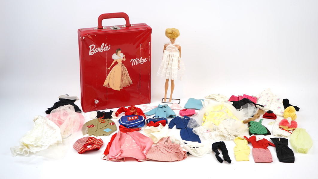 Barbiedocka, ''Midge'' med kläder och accessoarer, Mattel, 1962.