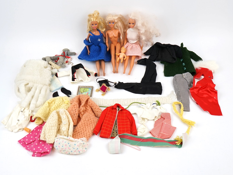 Dockor, kläder och accessoarer, ett parti, 1980/90-tal, bl.a Sindy och Hasbro.