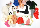 Dockor, kläder och accessoarer, ett parti, 1980/90-tal, bl.a Sindy och Hasbro.