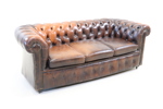 Soffa, Chesterfieldmodell, 3-sits, på hjul, skinn, 1900-tal.
