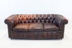 Soffa, Chesterfieldmodell, 3-sits, på hjul, skinn, 1900-tal.