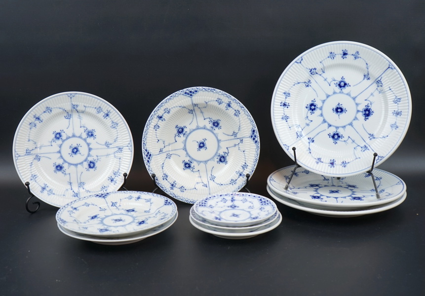 Musselmalet, servisdelar, 10 st, porslin, ''Rifflet'', ''Halvblond'' och ''Restaurangporslin'', Royal Copenhagen.