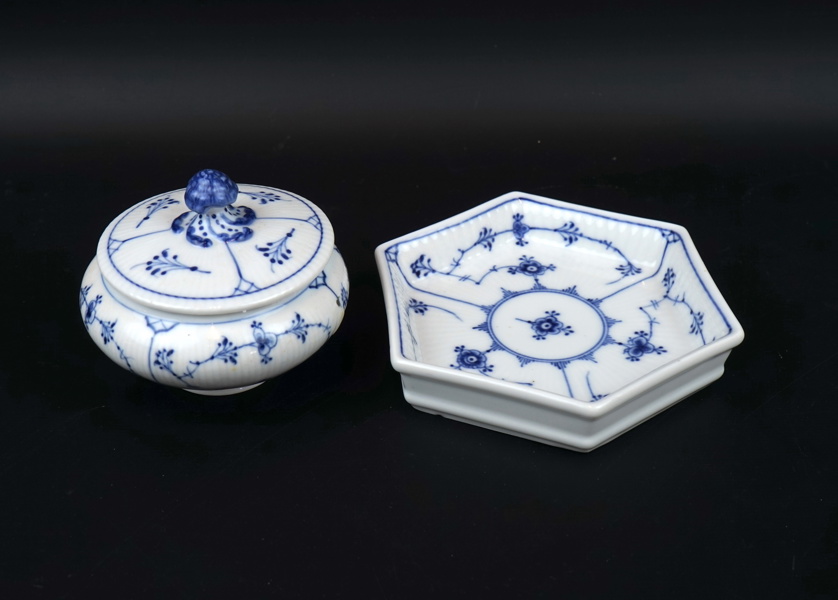 Musselmalet, sockerskål och fat, porslin, ''Rifflet'' och ''Restaurangporslin'', Bing & Gröndahl och Royal Copenhagen.