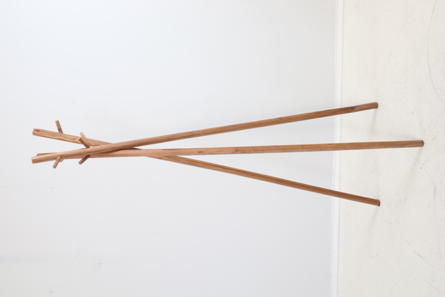 Klädhängare, trä, Indonesien.