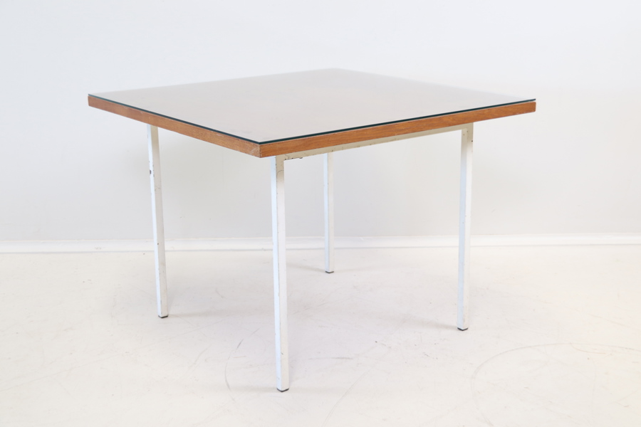 Matbord, trä/glasskiva, underrede i metall.