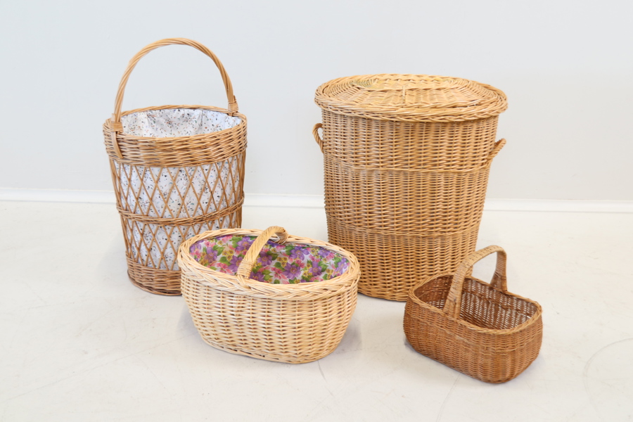 Korgar, 4 st, flätade.