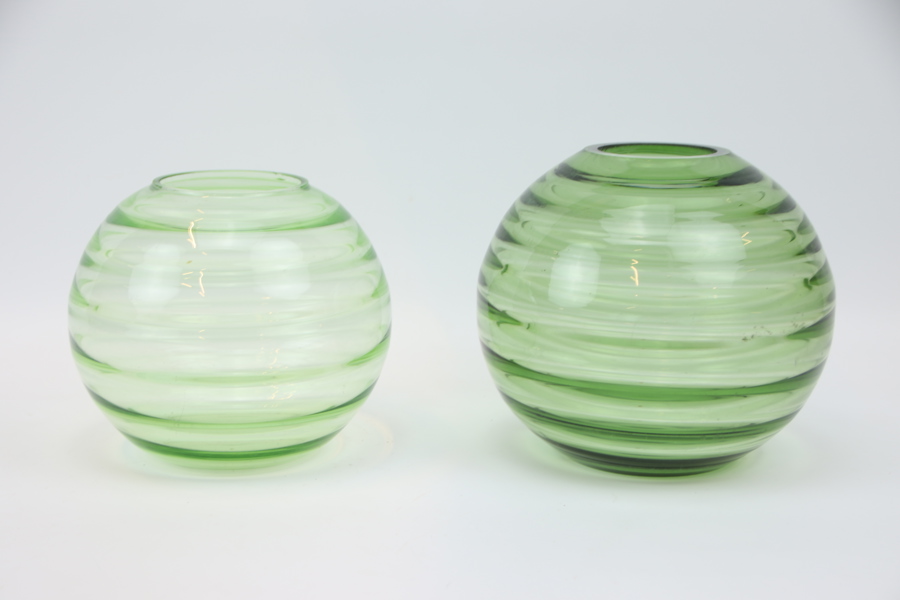 Klotvaser, 2 st, gröntonat glas, 1900-tal.