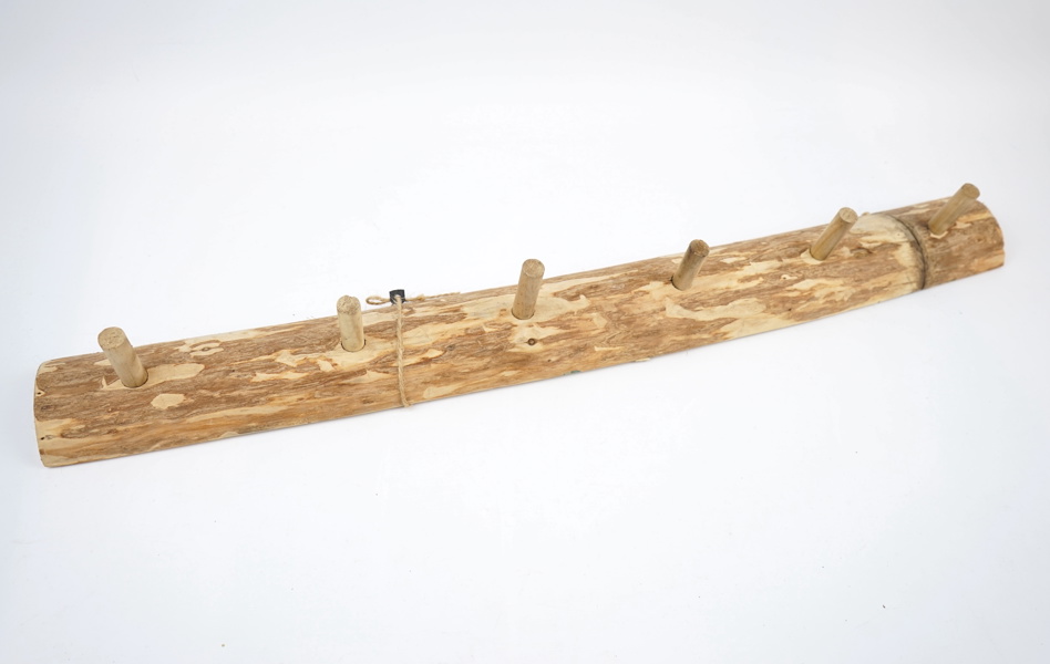 Klädhängare till vägg, trä.