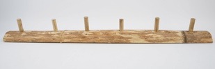 Klädhängare till vägg, trä.