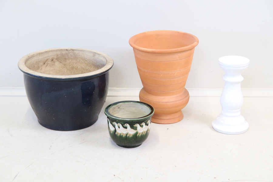 Krukor och piedestal, 3+1 st, keramik.