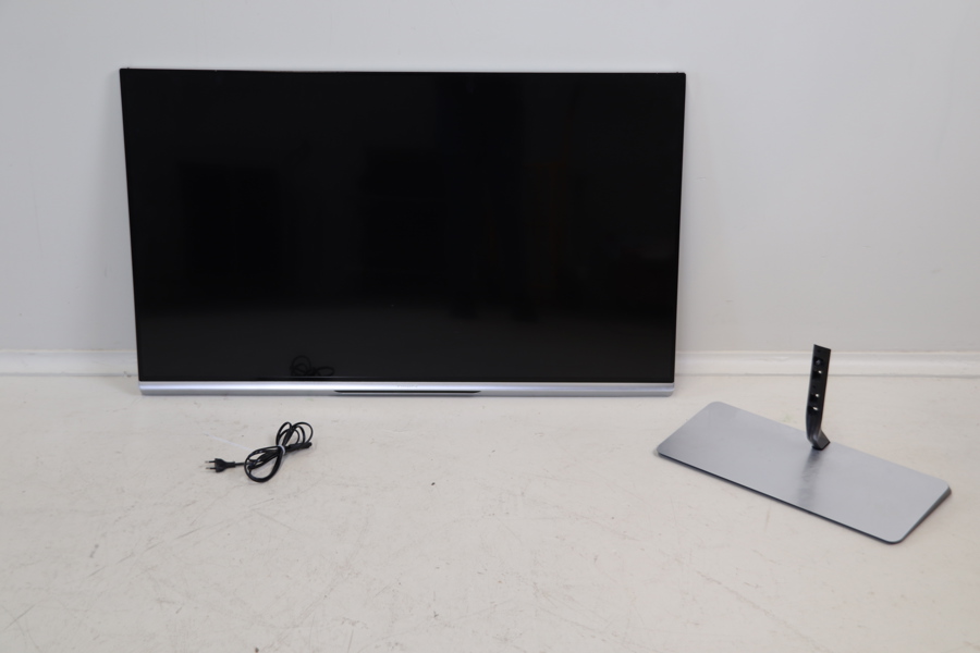 Smart-TV, Philips 47PFL6877T/12, samt TV-ställ och kabel.