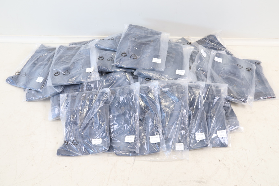 Jeans, ett parti, olika storlekar.