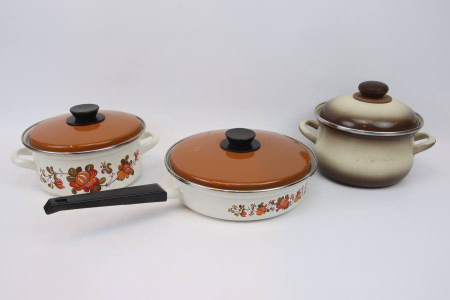 Kastruller och stekpanna, emaljerat, 1900-talets senare del.