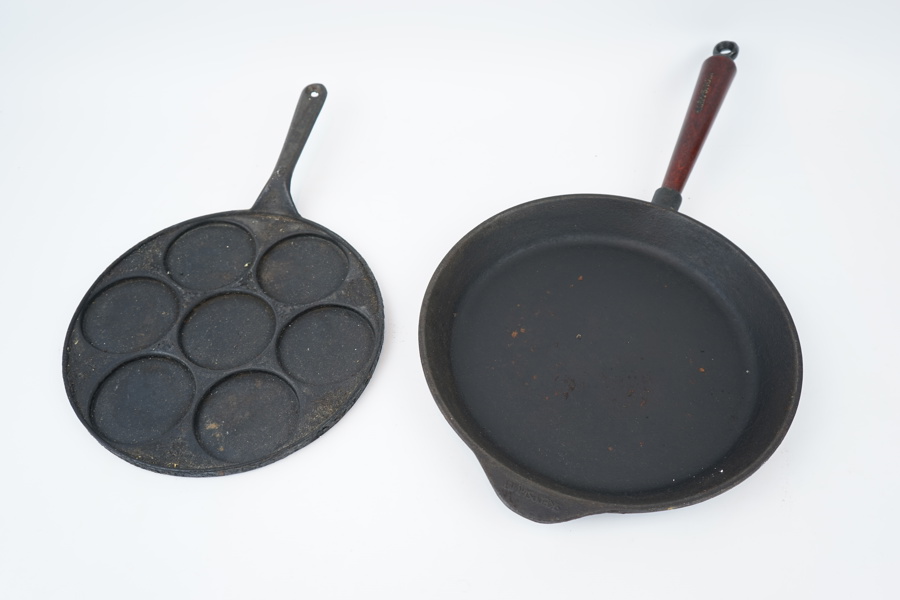 Plättjärn och stekpanna, 2 st, gjutjärn/trä, bl.a Skeppshult.