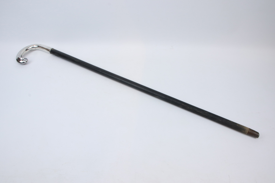 Käpp med silverhandtag.