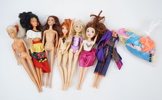 Dockor med kläder, ett parti, bl.a Barbie.
