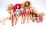 Dockor med kläder, ett parti, bl.a Barbie.