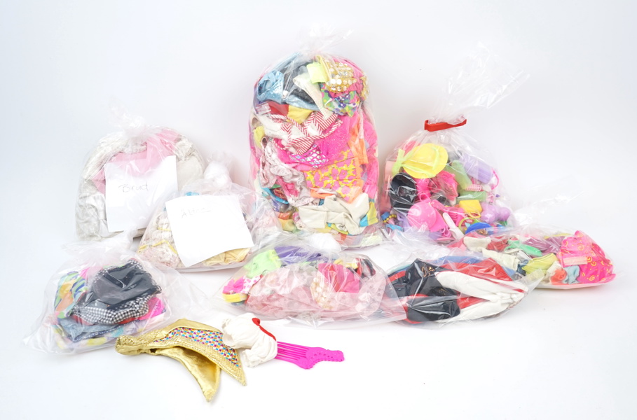 Kläder och tillbehör till Barbiedockor, ett parti.