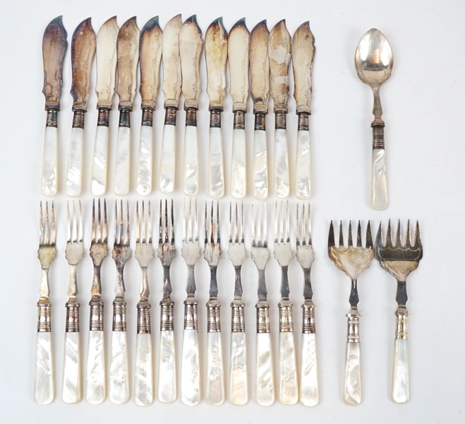 Fruktbestickservis, 27 delar, nysilver/pärlemo, England.