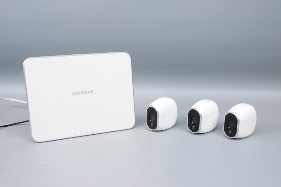 Basstation och övervakningskameror, 1+3 st, Netgear.