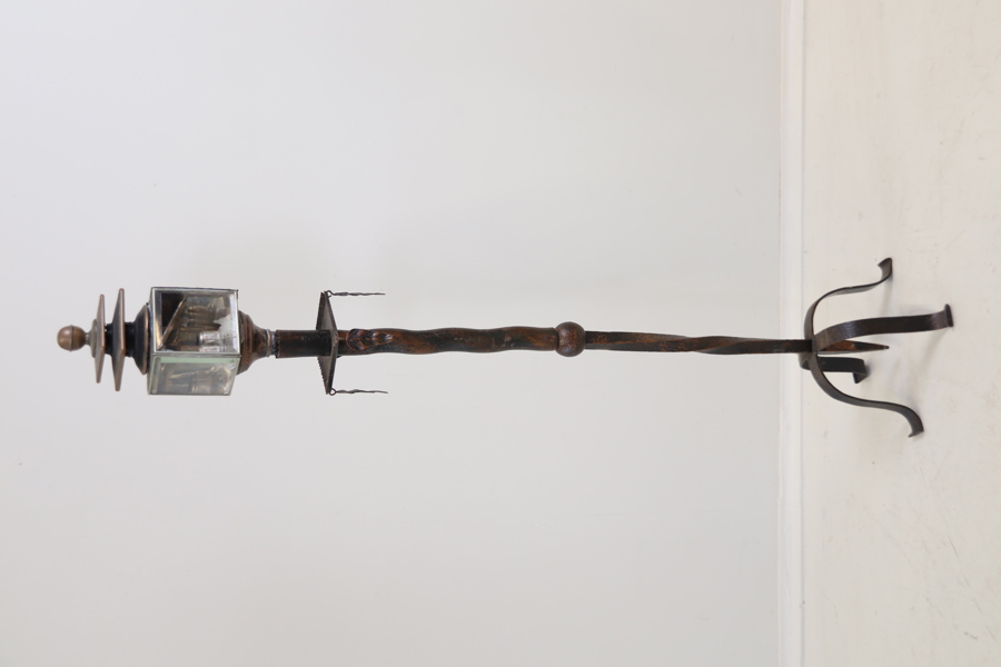 Golvlykta, metall/glas.