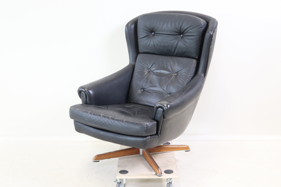 Snurrfåtölj, skinn/metall/trä.