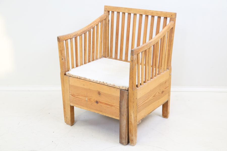 Barnsäng/stol, avlutad furu, 1800/1900-tal.