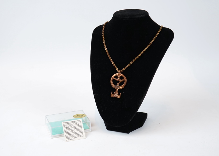 Halskedja med hänge, ''Himmelrikets nyckel'', brons, Ola Lancing.