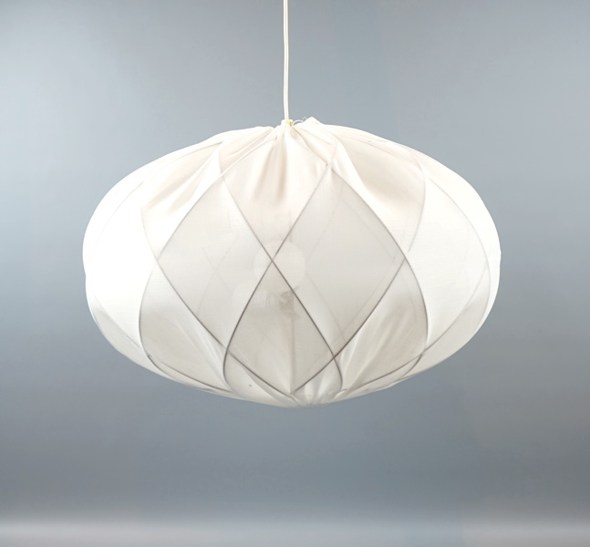 Tore Ahlsén, pendellampa, textil/metall, ''Pia Mandarin'', Gärsnäs.