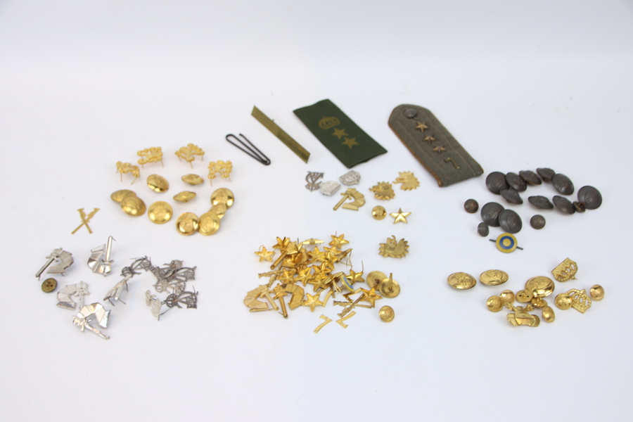 Militaria, knappar m.m, ett parti, samt tidning om filmen "The Longest Day".