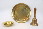 Skolklocka, bricka, skål, mässing/trä.