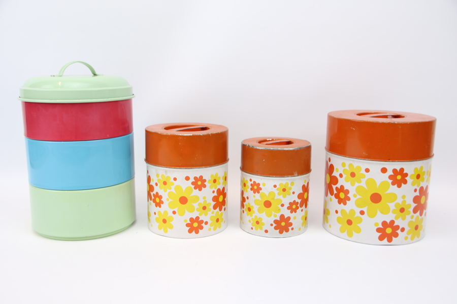 Kakburk med tre våning, samt 3 st burkar med lock, metall.