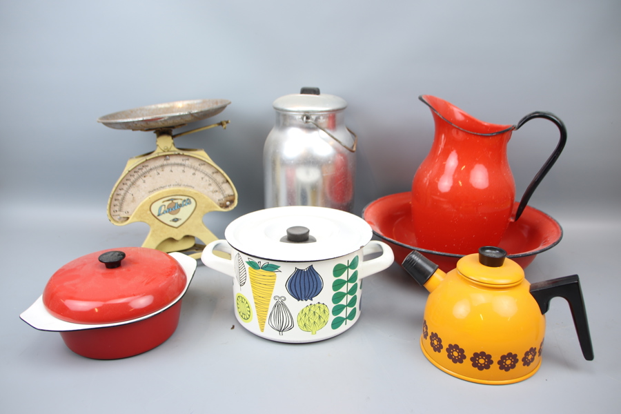 Hushållsföremål, 7 delar, metall/emaljerat.
