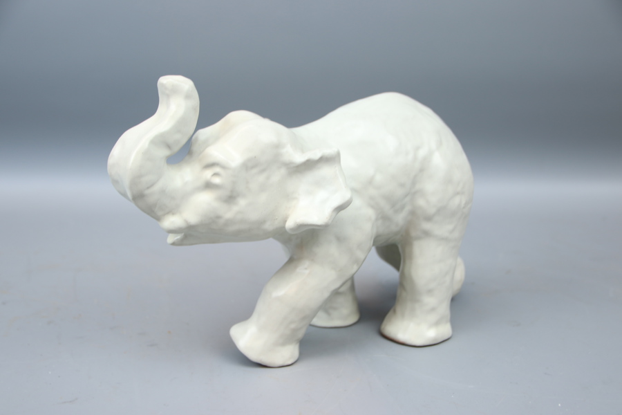 Anna-Lisa Thomson, figurin, elefant, lergods, Upsala Ekeby, 1900-talets andra hälft.