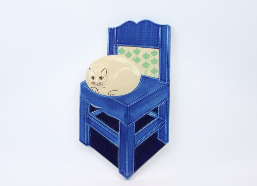 Margareta Hennix, "Katt på stol", väggplakett, stengods, Gustavsberg.
