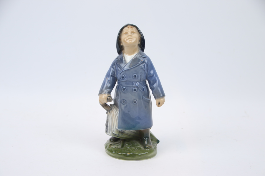 Ada Bonfils, "Pojke med paraply", figurin, porslin, nr 3556,m Royal Copenhagen.