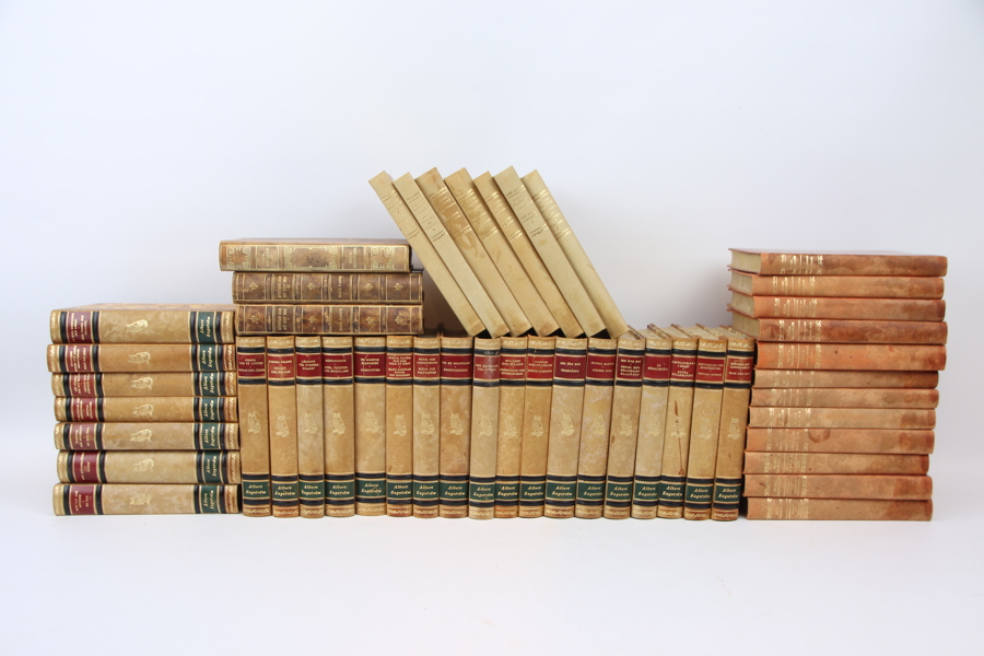 Dekorativa böcker, ett parti, halv- och helfranska band, bl.a Albert Engström och Selma Lagerlöf