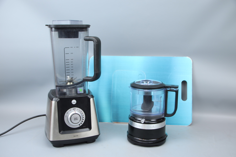 Blender, Wilfa och matberedare, Kitchen Aid, samt 2 skärbrädor.